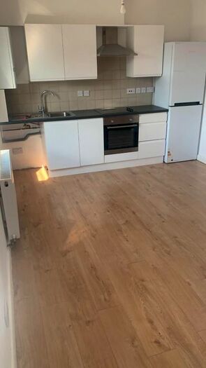 2 Bedroom Flat To Rent In The Round Way, London, N17