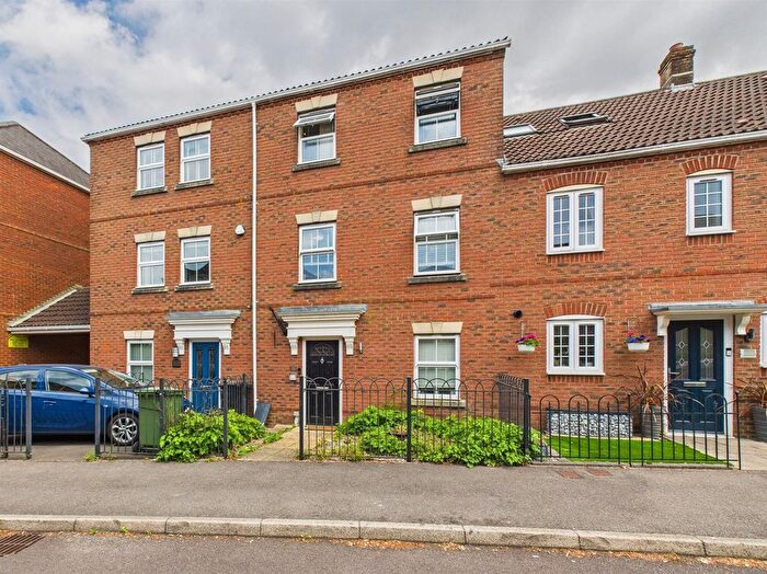 4 Bedroom Terraced House For Sale In Wedderburn Avenue, Beggarwood, Basingstoke, RG22