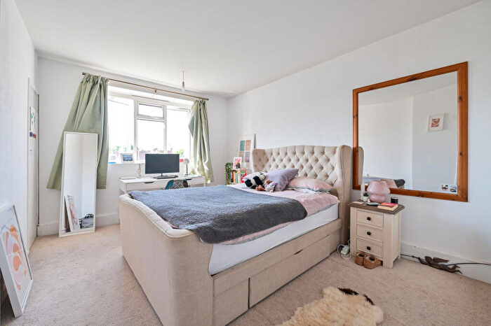 3 Bedroom Maisonette For Sale In Neckinger Estate, Bermondsey, London, SE16