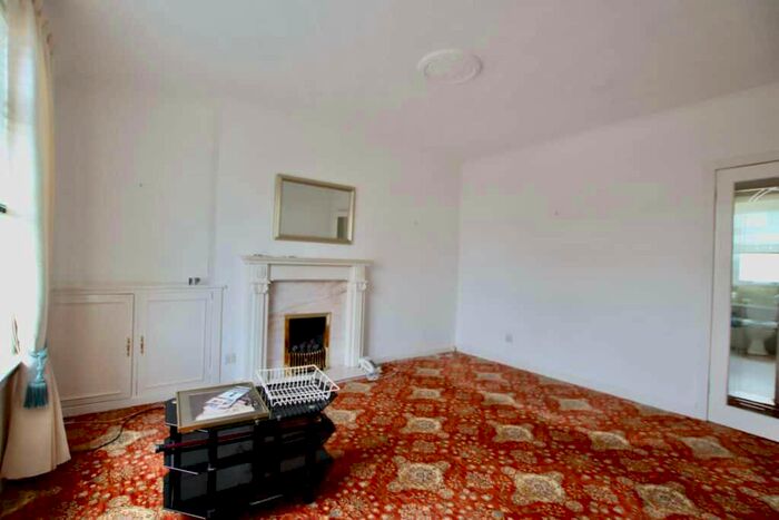 2 Bedroom Flat For Sale In Colliertree Road, Clarkston, Airdrie, ML6