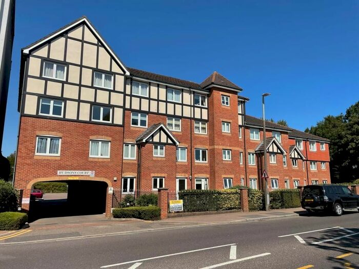 2 Bedroom Flat To Rent In Hudsons Court, Darkes Lane, Potters Bar, EN6
