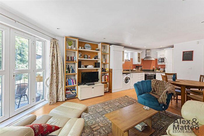 2 Bedroom Flat For Sale In Elgar Street, Canada Water, SE16