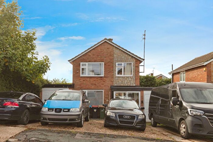 3 Bedroom Link Detached House For Sale In The Limes, Stony Stratford, Milton Keynes, Buckinghamshire, MK11