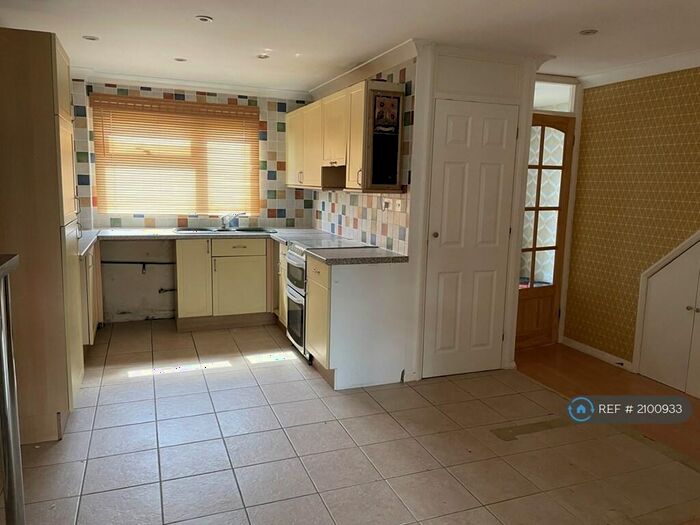 3 Bedroom Terraced House To Rent In Gideons Way, Stanford-Le-Hope, SS17