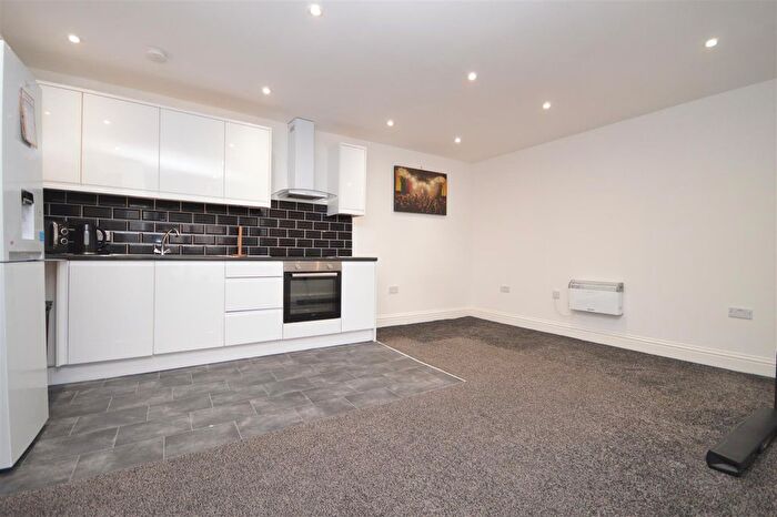 2 Bedroom Flat To Rent In Bank Street, Castleford, WF10