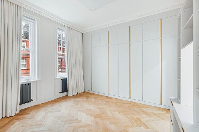 3 Bedroom Flat To Rent In Draycott Place, Chelsea, London, United Kingdom, SW3