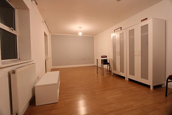 3 Bedroom Flat To Rent In Lewisham Way, London, SE14