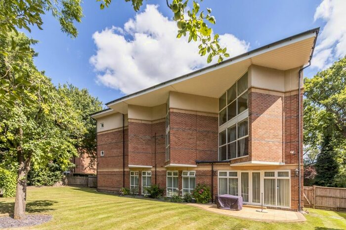 3 Bedroom Flat To Rent In Uxbridge Road, Stanmore, HA7