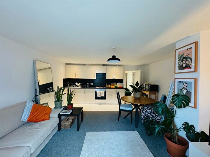 1 Bedroom Apartment To Rent In James Court, A Bath Street, OX14