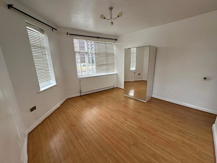 3 Bedroom Flat To Rent In The Circle, Barton Road, M32