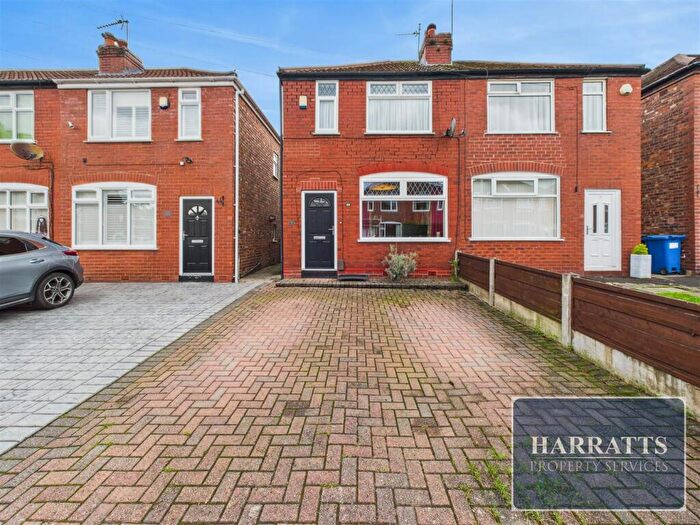 2 Bedroom Semi-Detached House For Sale In Hartland Close, Stockport, SK2