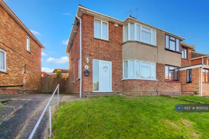 3 Bedroom Semi-Detached House To Rent In Vale Drive, Chatham, ME5