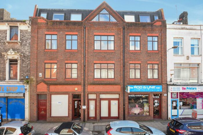 3 Bedroom Flat To Rent In High Street, Chatham, ME4