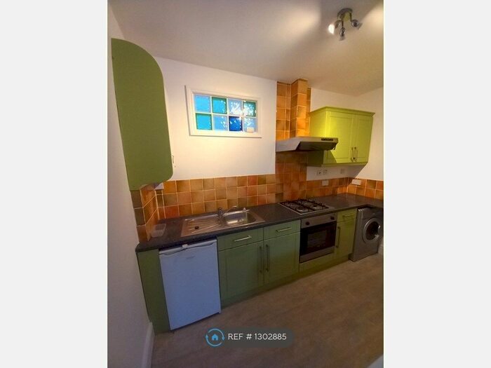 2 Bedroom Flat To Rent In Manor Road, Guildford GU2