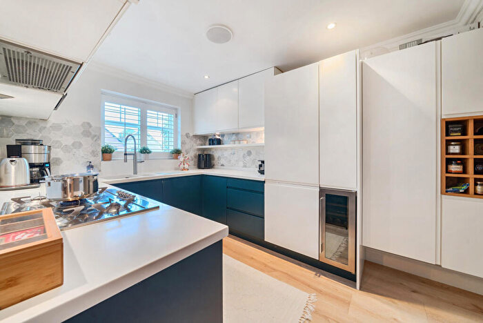 3 Bedroom Apartment To Rent In New Zealand Avenue, Walton-On-Thames, KT12