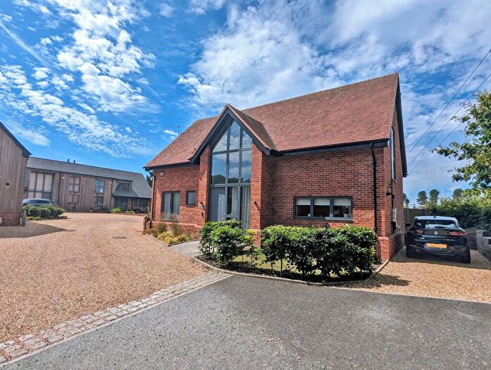 4 Bedroom Detached House For Sale In Buckland Granaries, Lymington, Hampshire, SO41