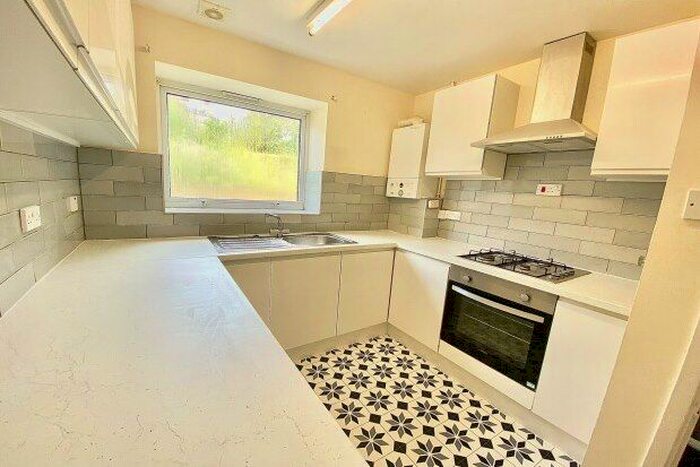 2 Bedroom Flat To Rent In Lynwood Close, London, E18