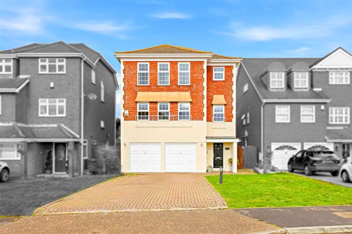 4 Bedroom House For Sale In Silver Point Marine, Canvey Island, SS8