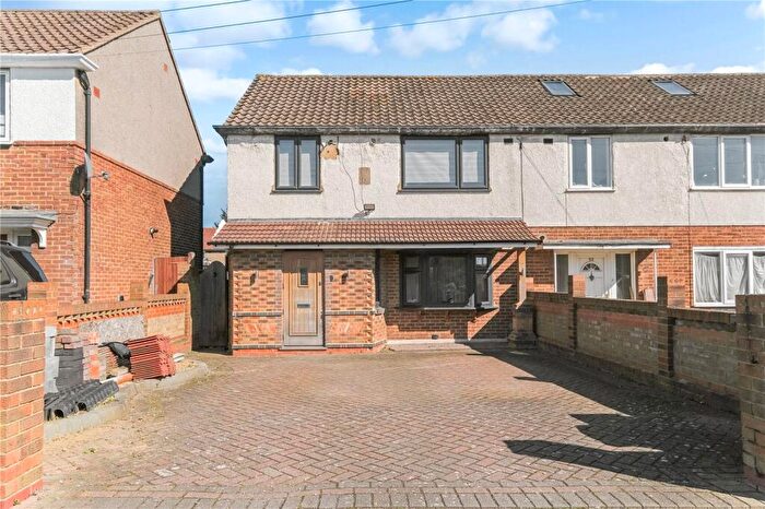 3 Bedroom End Of Terrace House For Sale In Padnall Road, Chadwell Heath, RM6