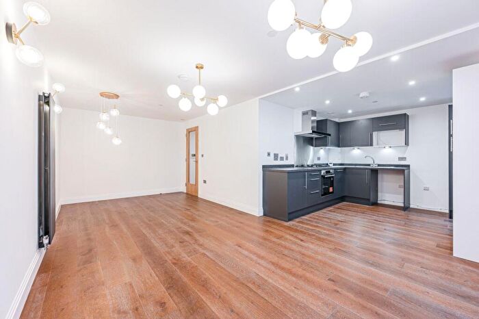 3 Bedroom Flat To Rent In Meridian Point, Greenwich, London, SE8