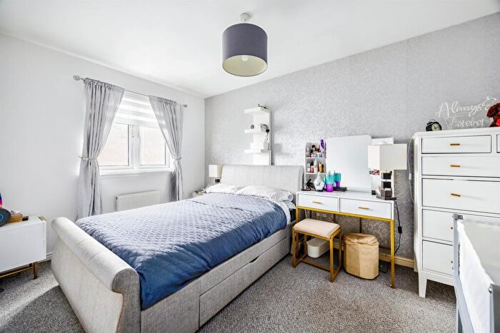 3 Bedroom End Of Terrace House For Sale In Kingston Crescent, Port Glasgow, PA14
