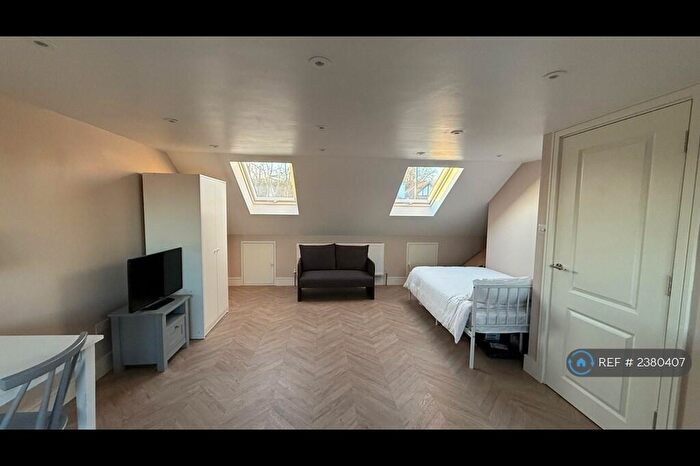 Studio To Rent In Whitehorse Lane, London, SE25