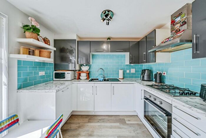 3 Bedroom Semi-Detached House For Sale In Fourier Grove, Dartford, Kent, DA1