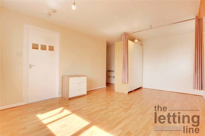 Studio To Rent In Linwood Crescent, Enfield, Middlesex, EN1