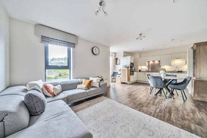 2 Bedroom Flat For Sale In Queens Place, Guildford, Surrey, GU2