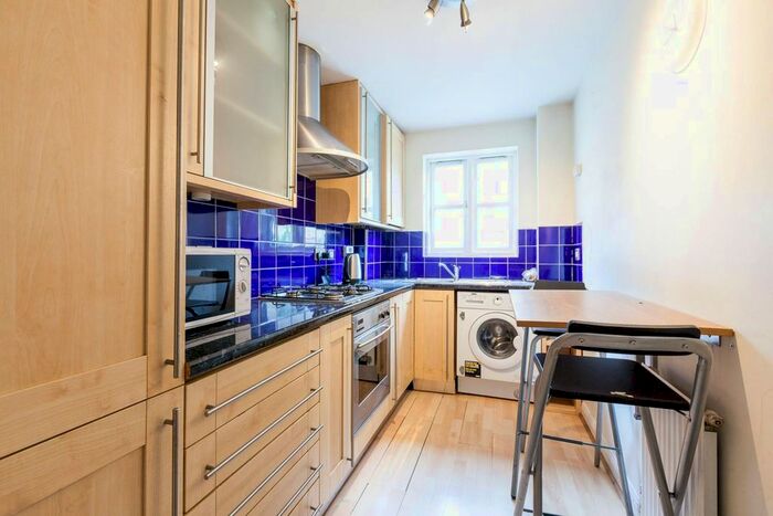 2 Bedroom Flat To Rent In Tooley Street, Shad Thames, London, SE1