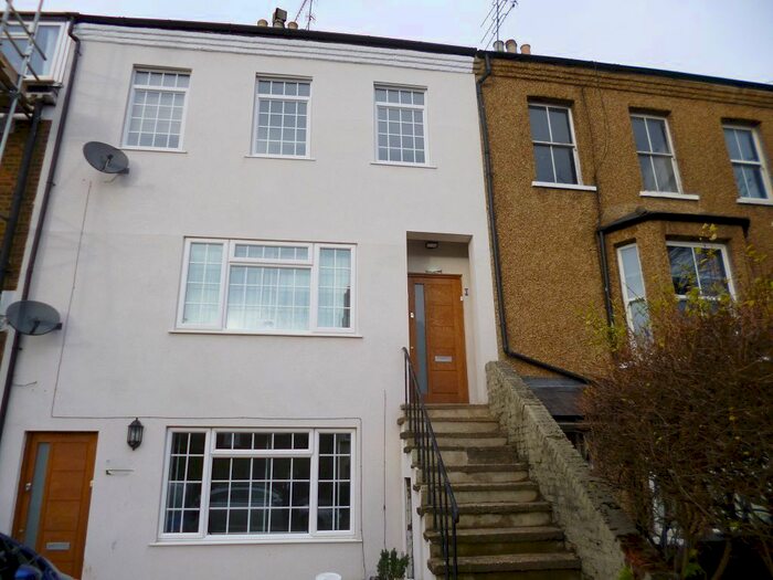 1 Bedroom Flat To Rent In Chalk Hill, Bushey, WD19