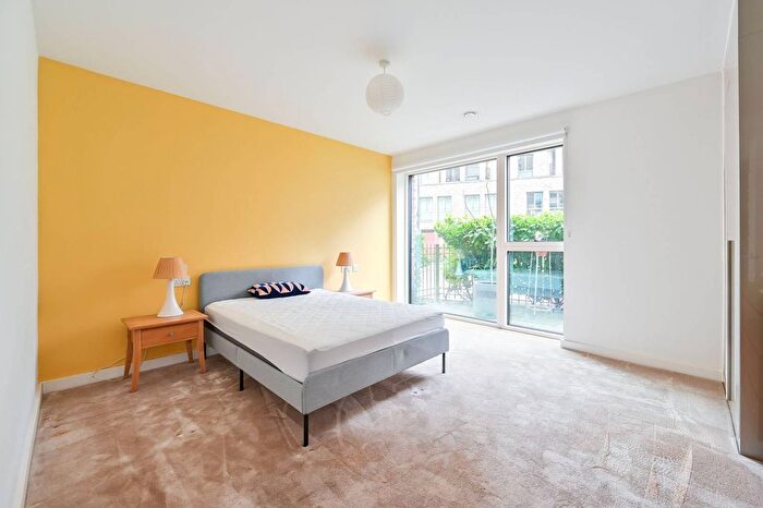 1 Bedroom Flat To Rent In Rutherford Heights, Elephant And Castle, London, SE17