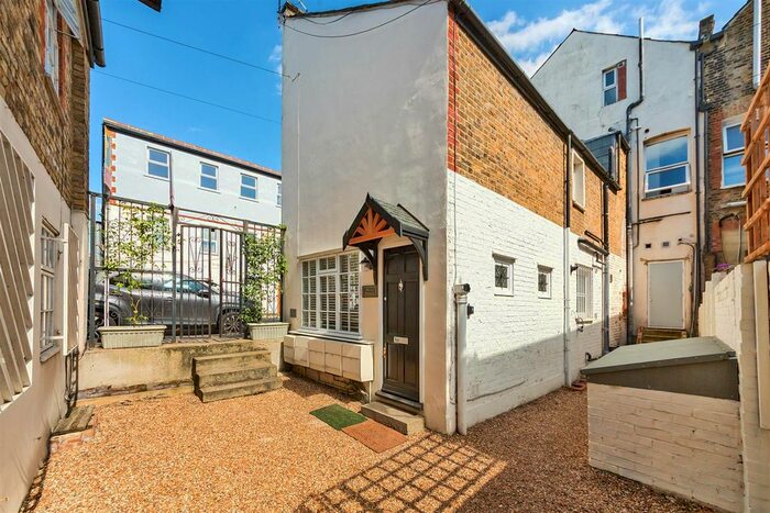 1 Bedroom Flat To Rent In Tooting High Street, Tooting, SW17