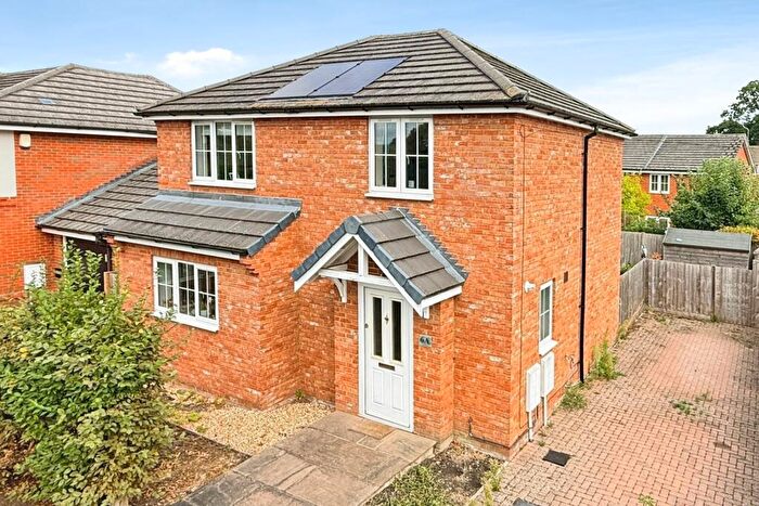 2 Bedroom Detached House For Sale In Woodlands Road, Farnborough, Hampshire, GU14