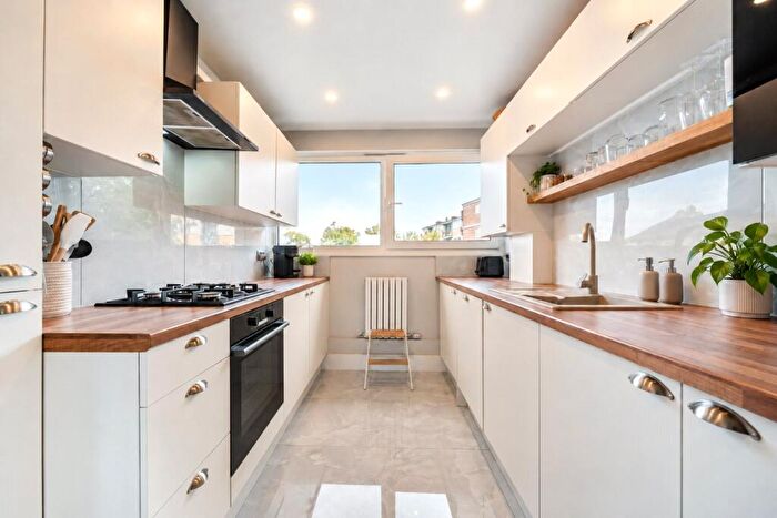 2 Bedroom Apartment For Sale In Plaistow Road, London, E15