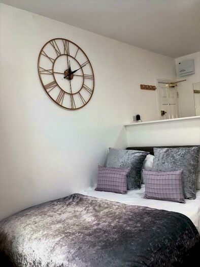 Studio To Rent In Berkeley Square, Bristol, BS8