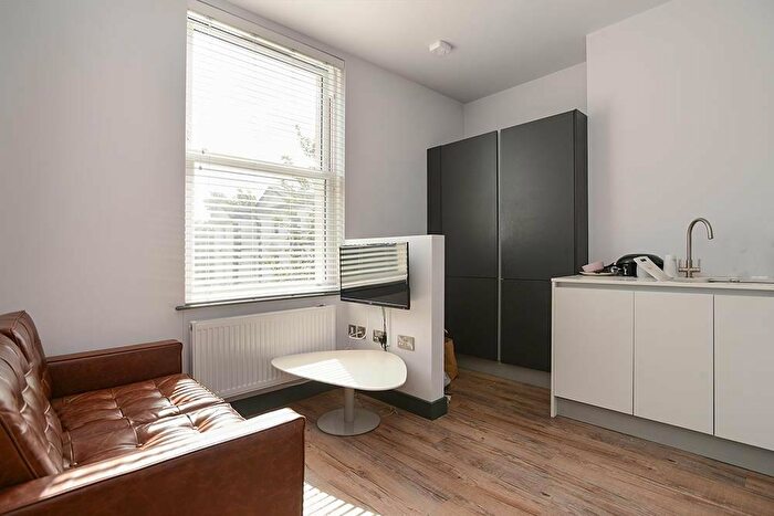 2 Bedroom Flat To Rent In Waverley Street, Nottingham, Nottinghamshire, NG7