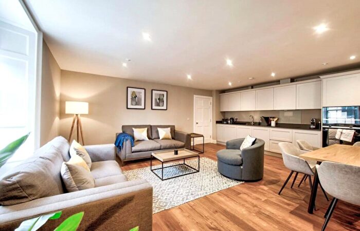 3 Bedroom Apartment To Rent In York Place, Edinburgh, Midlothian, EH1