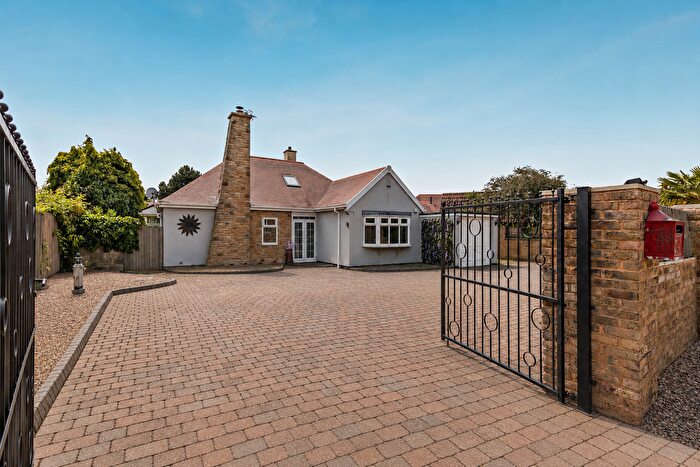 2 Bedroom Detached Bungalow For Sale In Elm Park, Pontefract, West Yorkshire, WF8