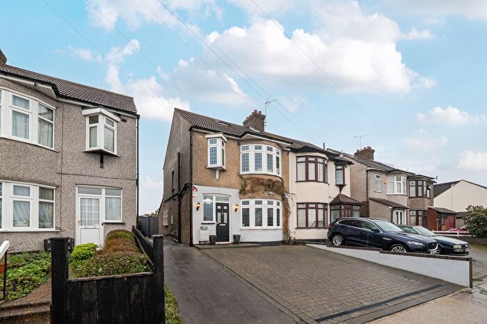 3 Bedroom Semi Detached House For Sale In Park Lane, Hornchurch, RM11