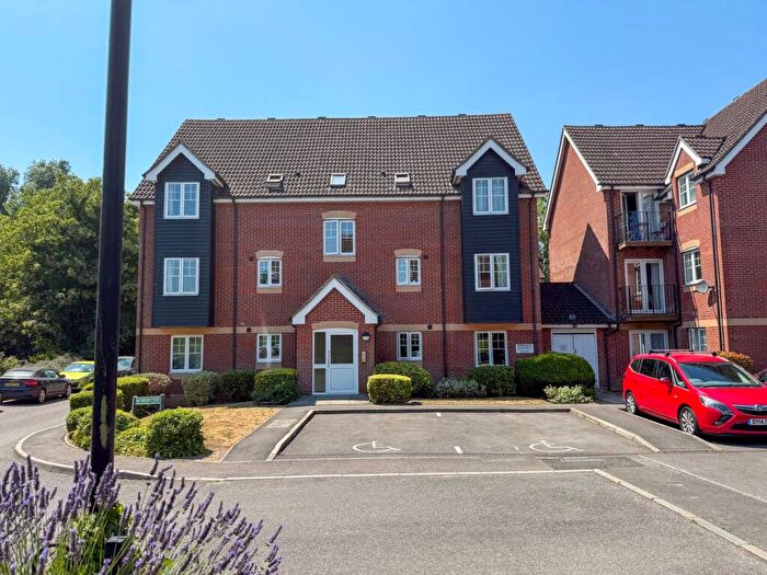 2 Bedroom Apartment For Sale In Gould Close, Newbury, RG14