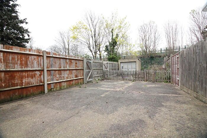 3 Bedroom Flat To Rent In Bulstrode Avenue, Hounslow, TW3