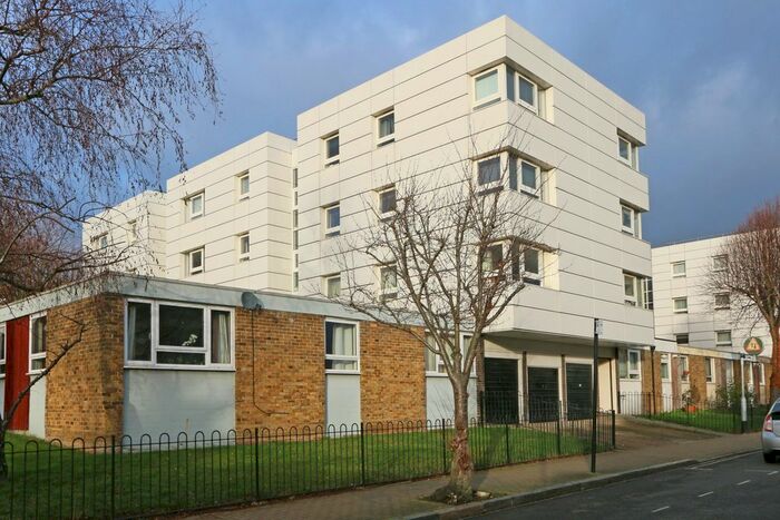 2 Bedroom Flat To Rent In Hollies Way, Temperley Road, London SW12