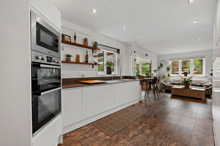 5 Bedroom Detached House For Sale In Bridge Road, Sarisbury Green, SO31