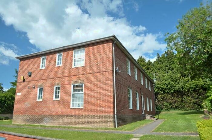 2 Bedroom Flat To Rent In The Green, Charlton, Adover SP10