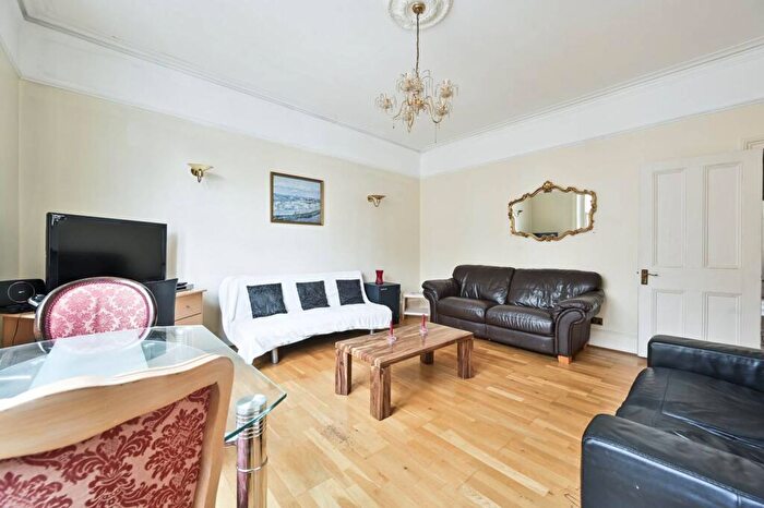2 Bedroom Flat To Rent In Redcliffe Gardens, Chelsea, London, SW10
