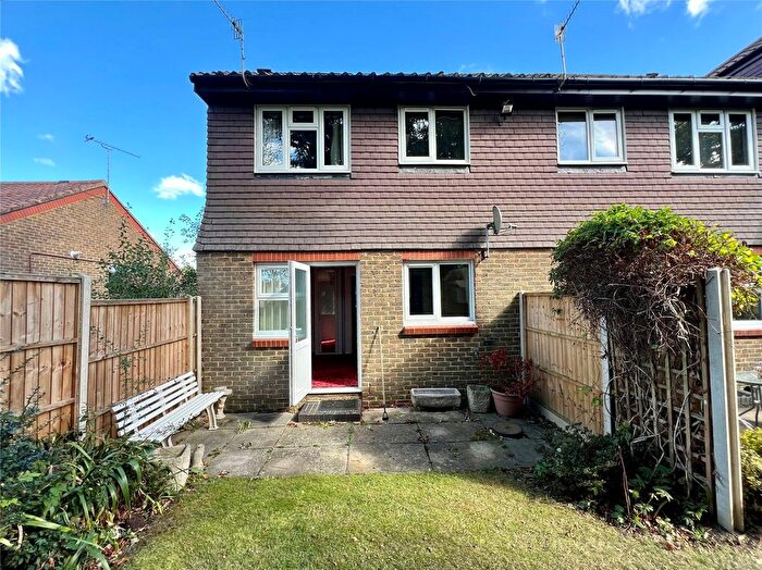 1 Bedroom Flat For Sale In Chasefield Close, Guildford, Surrey, GU4