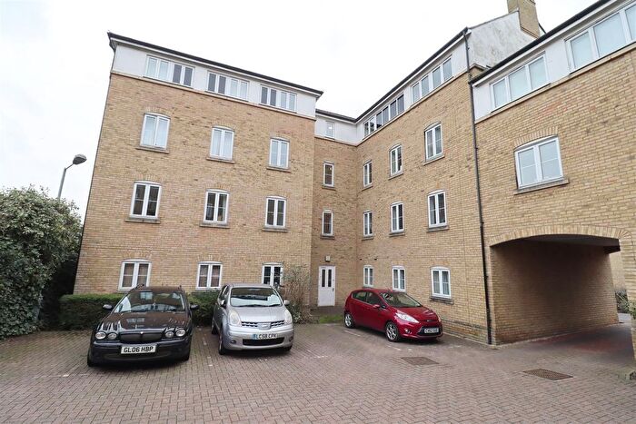 2 Bedroom Flat For Sale In Holden Close, Braintree, CM7