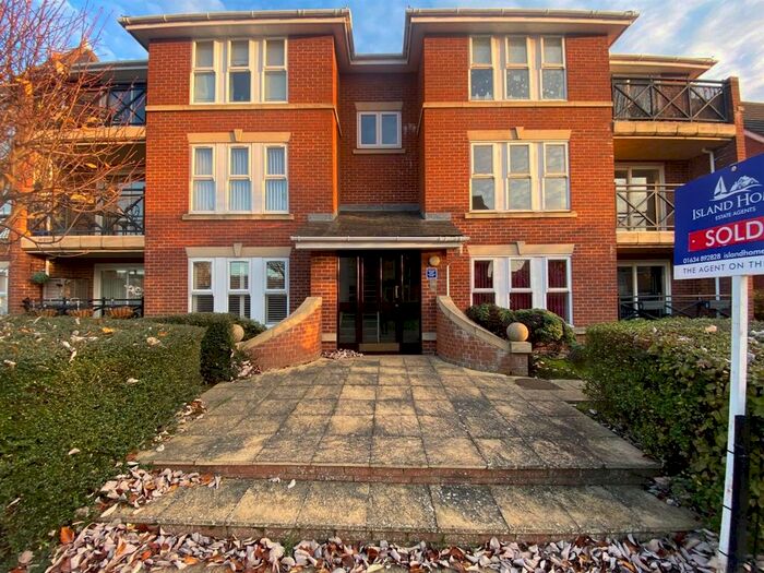 2 Bedroom Flat To Rent In Goldcrest Drive, St. Marys Island, Chatham, ME4