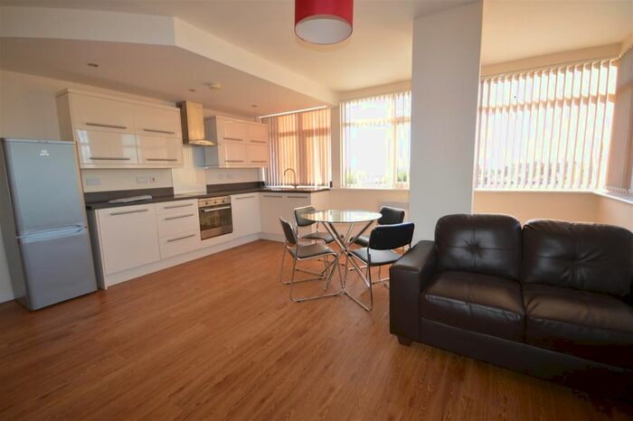 2 Bedroom Flat To Rent In The Parade, Oadby, Leicester, LE2